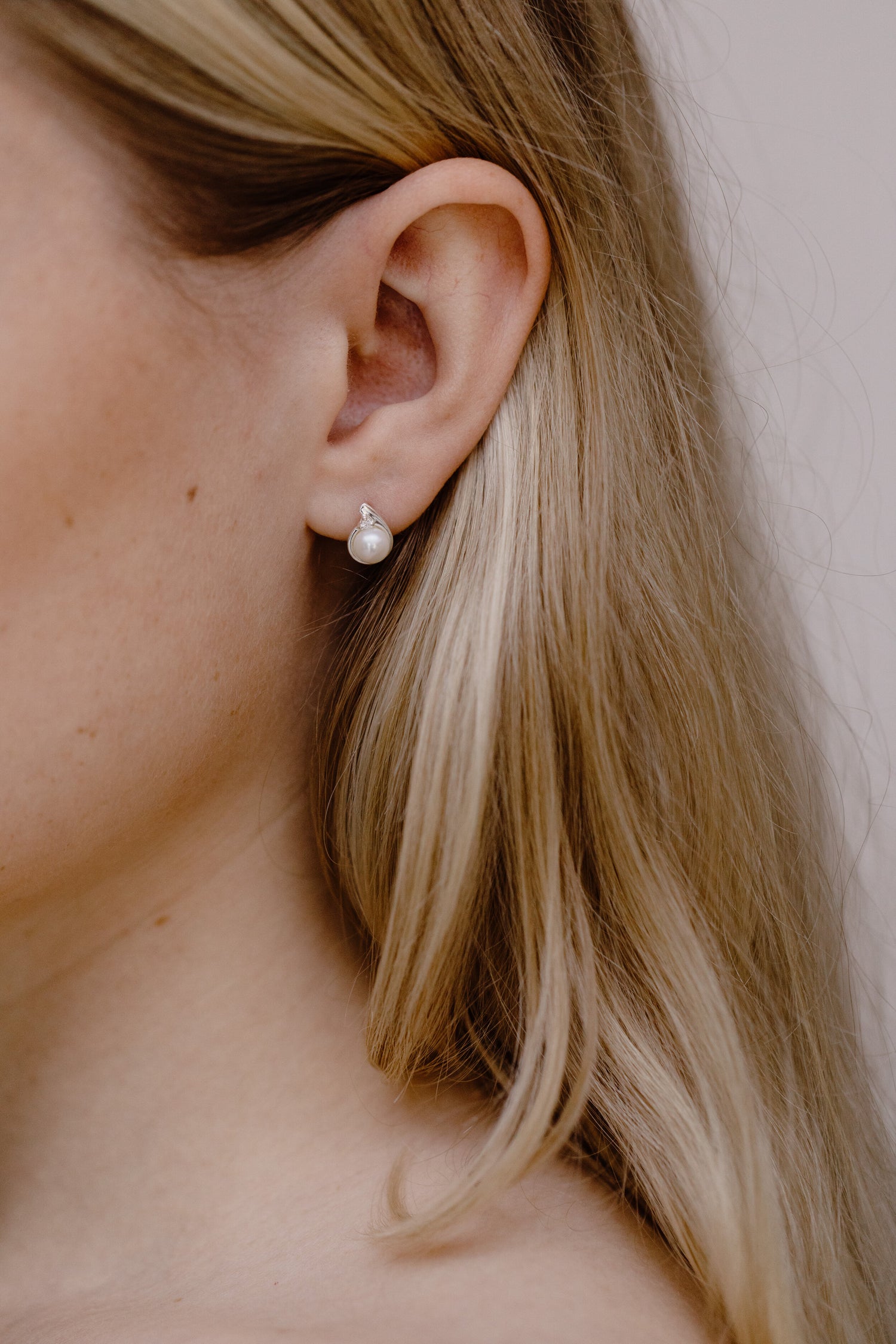 APOSTROPHE • Pearl Stud Earrings