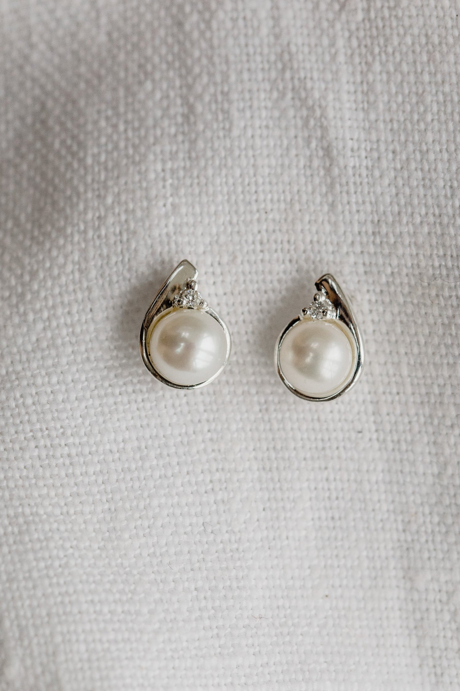 APOSTROPHE • Pearl Stud Earrings